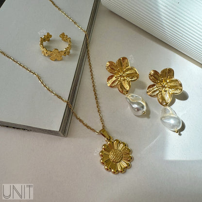 Golden Daisy Necklace
