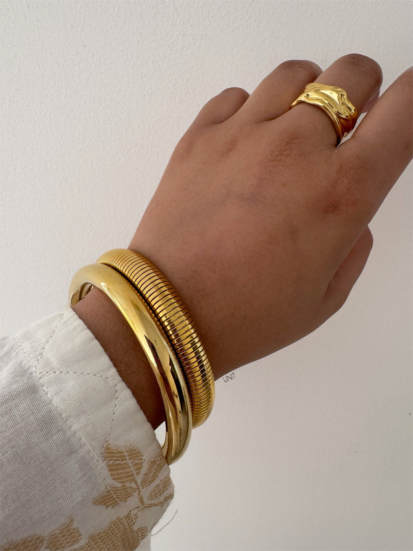 Eirene Polished Gold Bangle