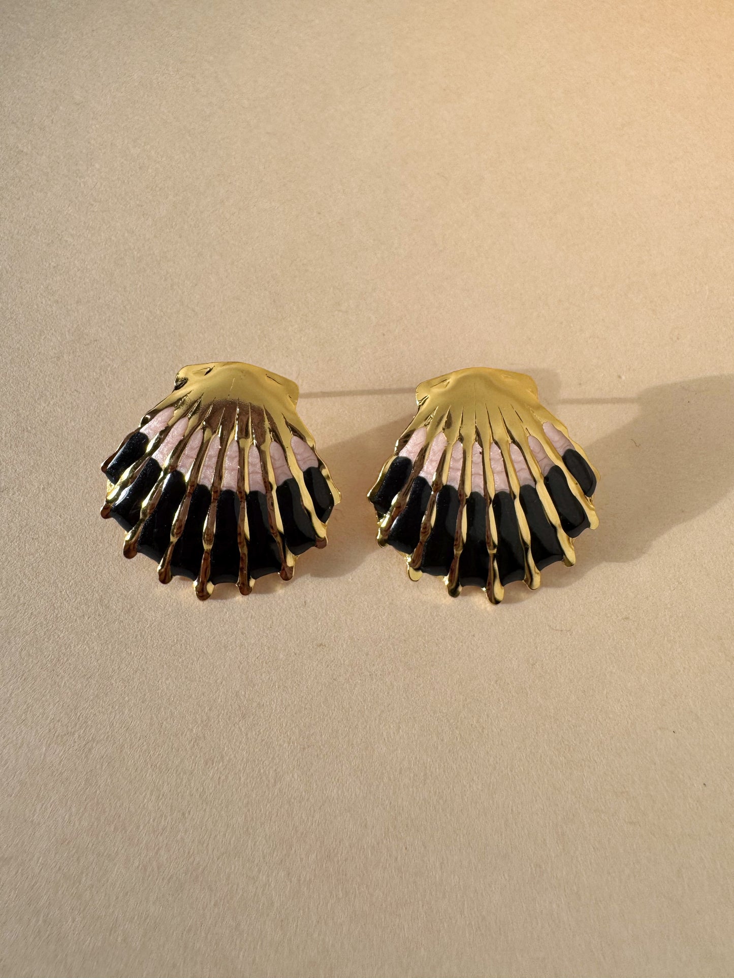 Noir Shell Earrings