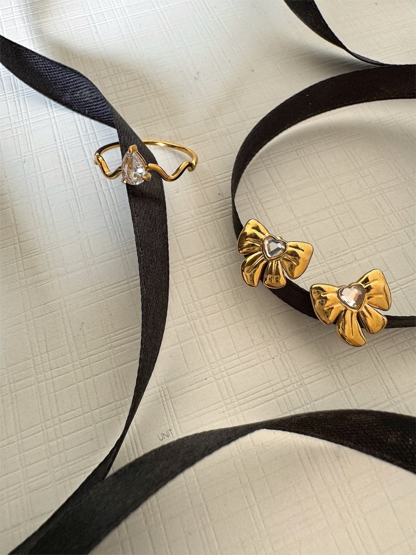 Amour Bow Studs