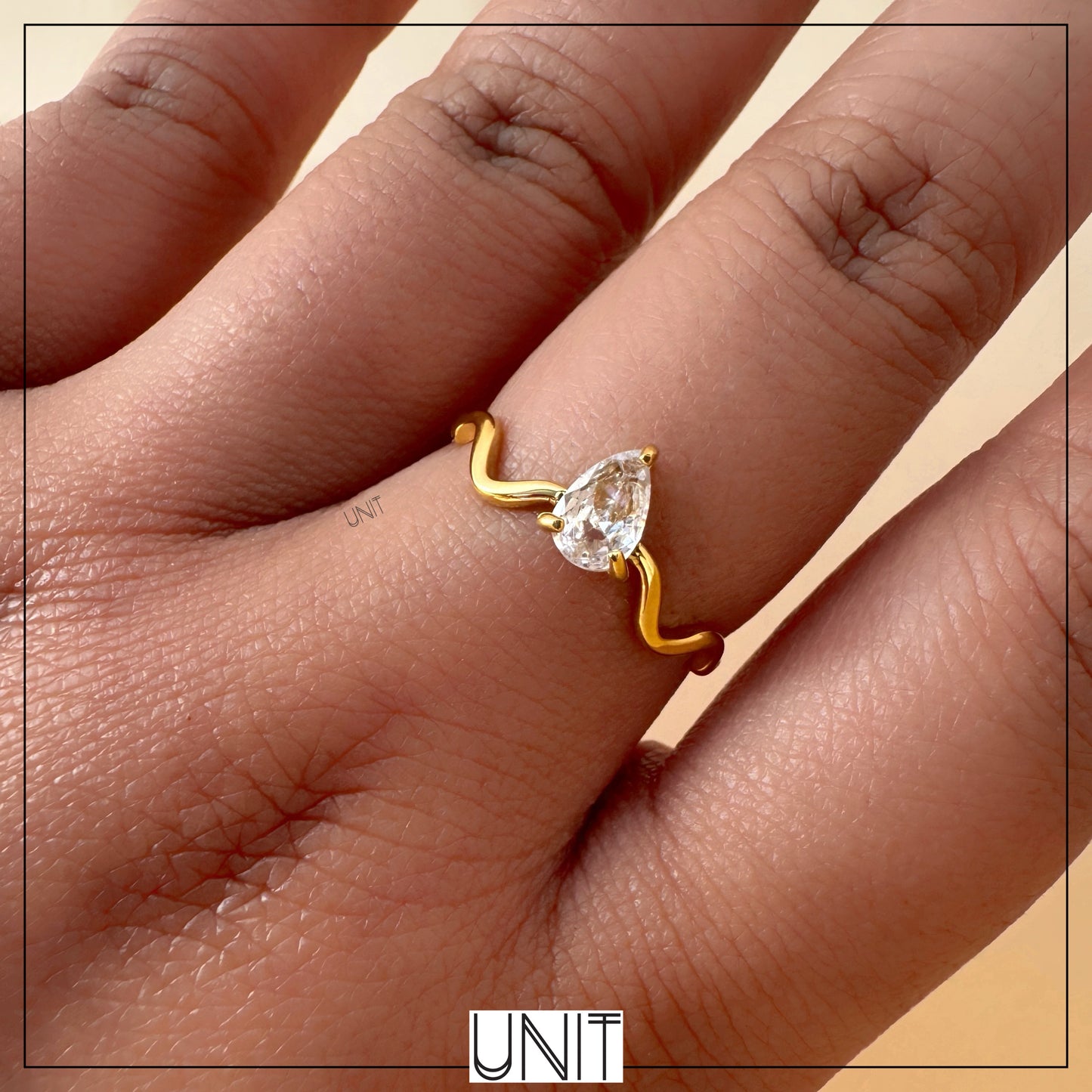 Astra Curve Ring